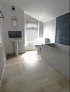 2 bedroom terraced house to rent, Connaught Road, Chatham