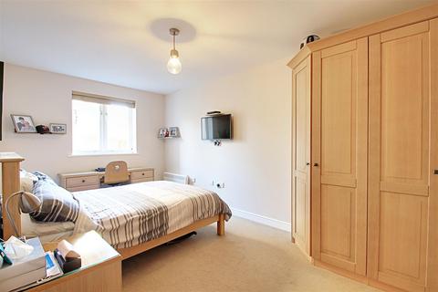 2 bedroom flat for sale, Ovaltine Drive, Kings Langley