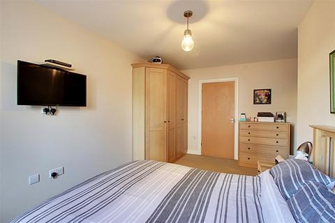 2 bedroom flat for sale, Ovaltine Drive, Kings Langley