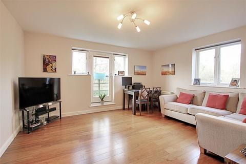 2 bedroom flat for sale, Ovaltine Drive, Kings Langley