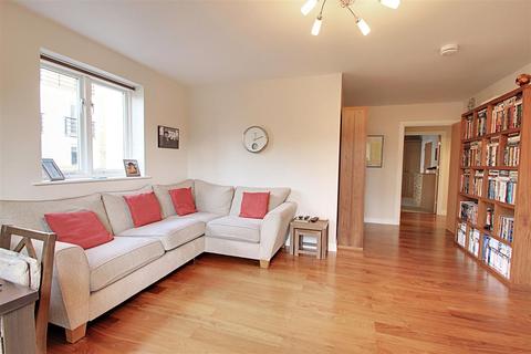 2 bedroom flat for sale, Ovaltine Drive, Kings Langley