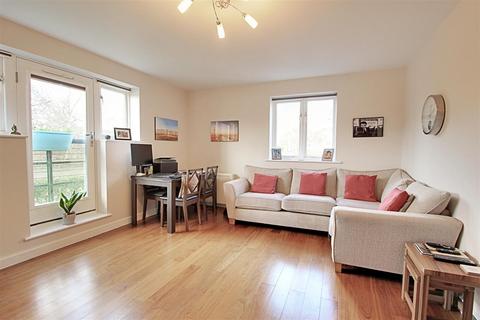 2 bedroom flat for sale, Ovaltine Drive, Kings Langley