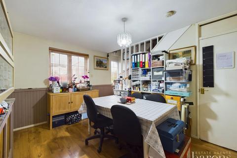 5 Cotswold Close, Basingstoke, RG22 5BA