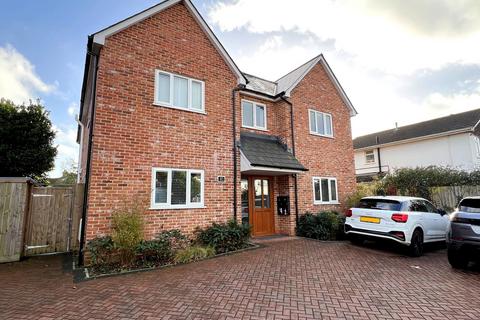 1 bedroom ground floor flat for sale, Gore Road, New Milton, Hampshire. BH25 6RP