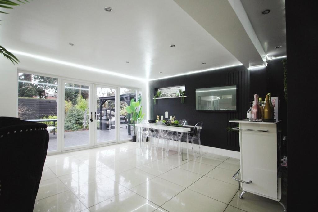 Dining area 2.jpg