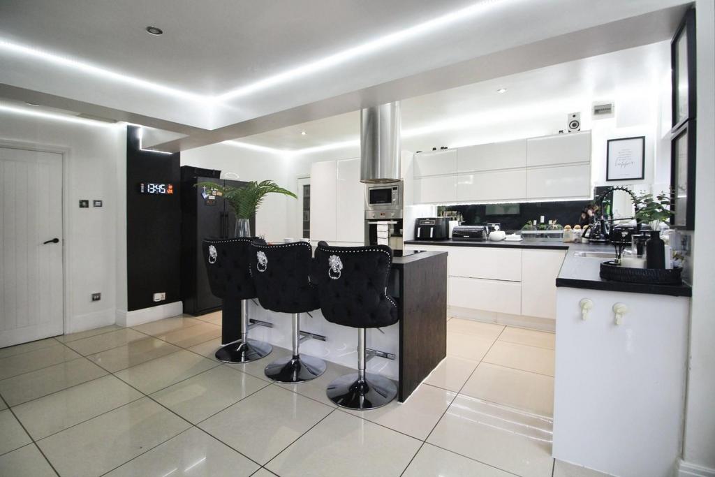 Kitchen 2.jpg
