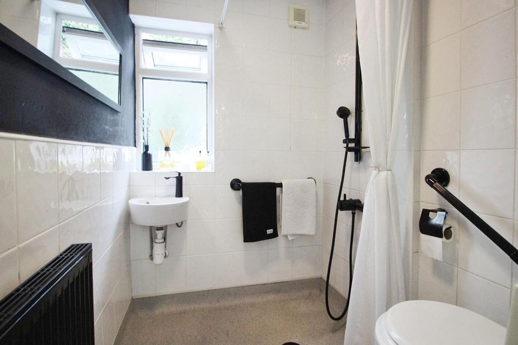 Wet Room.JPG