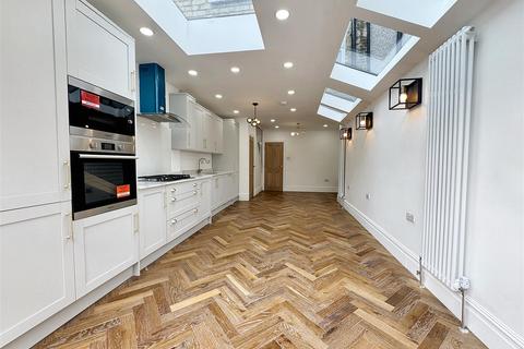138 Dawlish Road, London, E10 6QN