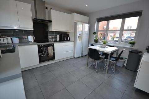 4 bedroom terraced house for sale, Briarwood Close, Hull HU7