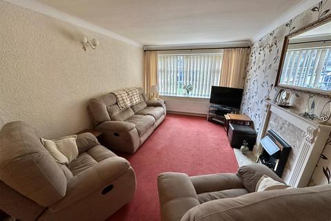 3 bedroom detached bungalow for sale, Fernlea Close, Heckmondwike