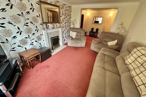 3 bedroom detached bungalow for sale, Fernlea Close, Heckmondwike