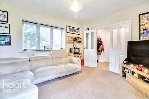 2 bedroom bungalow for sale, Clover Way, Basildon