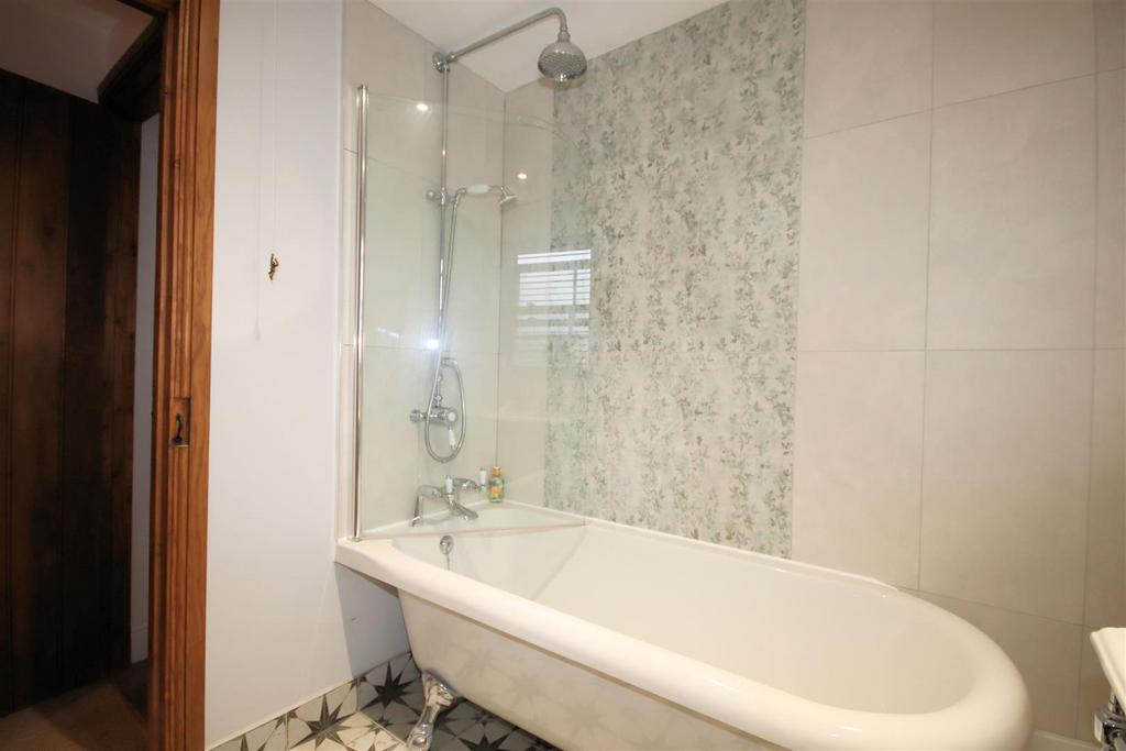 View of En-suite Bathroom