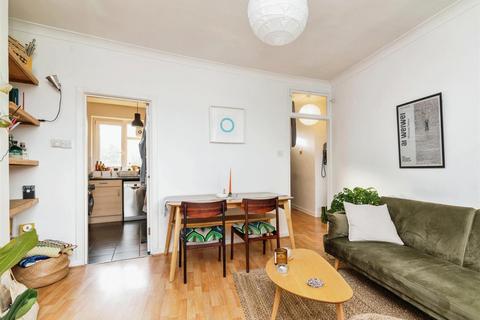 1 bedroom flat for sale, Clissold Crescent, London N16