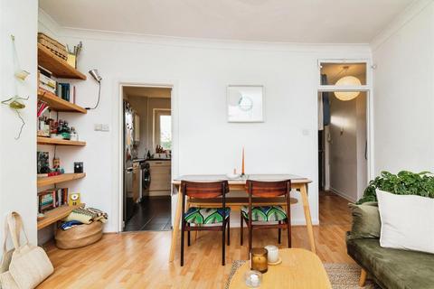 1 bedroom flat for sale, Clissold Crescent, London N16