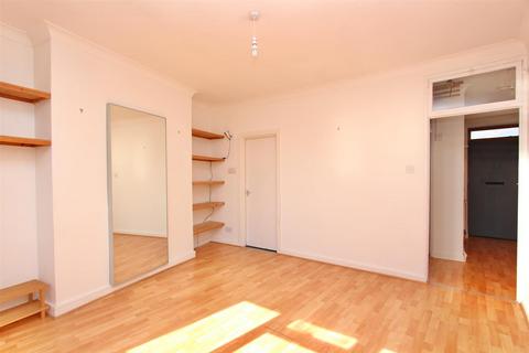 1 bedroom flat for sale, Clissold Crescent, London N16
