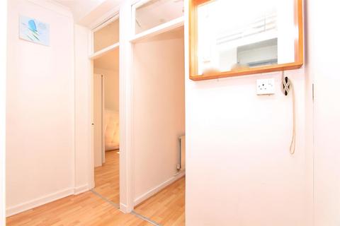 1 bedroom flat for sale, Clissold Crescent, London N16
