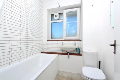 1 bedroom flat for sale, Clissold Crescent, London N16