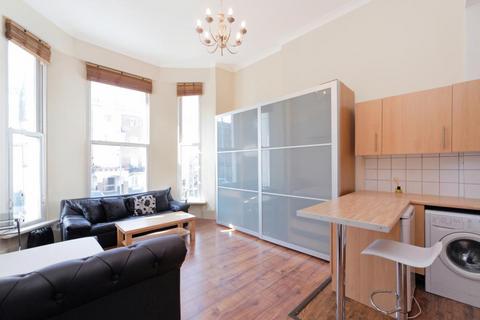 Studio to rent, London W14