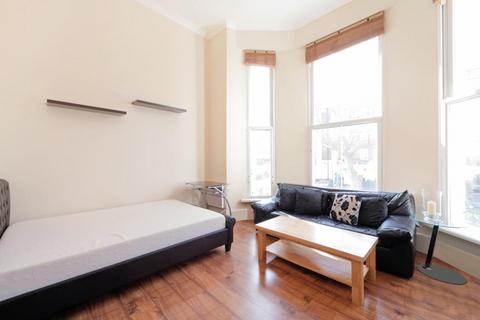 Studio to rent, London W14