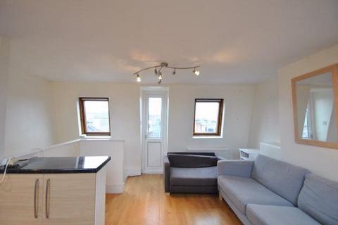 3 bedroom flat to rent, Delaford Street, SW6