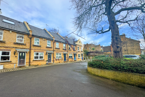 2 bedroom end of terrace house to rent, Hampton, TW12