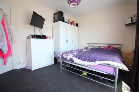 1 bedroom flat to rent, Vicarage Farm Road, Hounslow