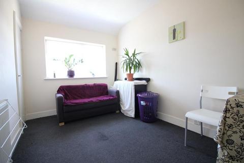 1 bedroom flat to rent, Vicarage Farm Road, Hounslow