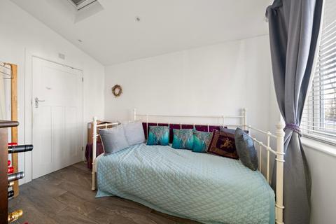 100 Lynwood Drive, Worcester Park, KT4 7AE