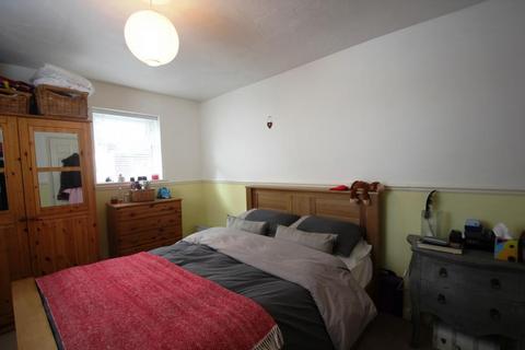 1 bedroom ground floor flat to rent, Addlestone, Surrey, KT15