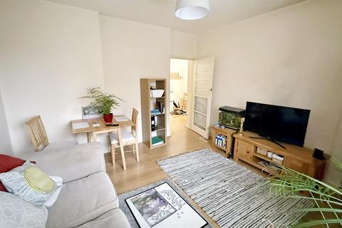 2 bedroom flat to rent, Vermont Road, London SW18