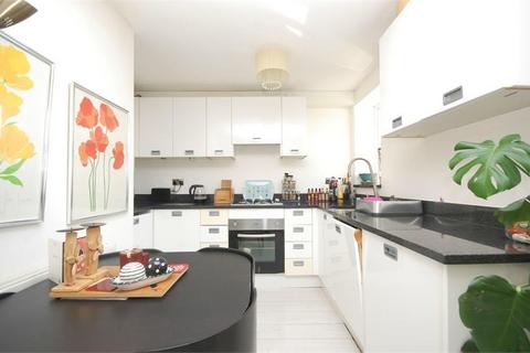 2 bedroom apartment to rent, Uxbridge Road, Hampton Hill