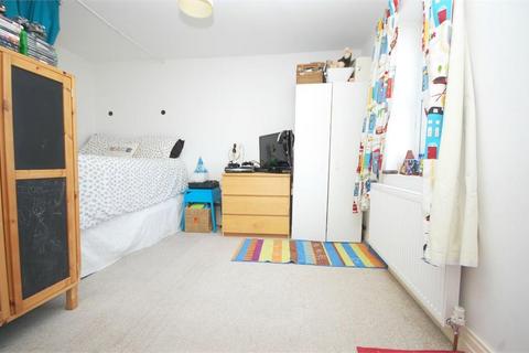 2 bedroom apartment to rent, Uxbridge Road, Hampton Hill