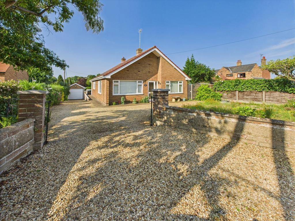 Church Road, King's Lynn PE34 3 bed detached bungalow for sale - £310,000