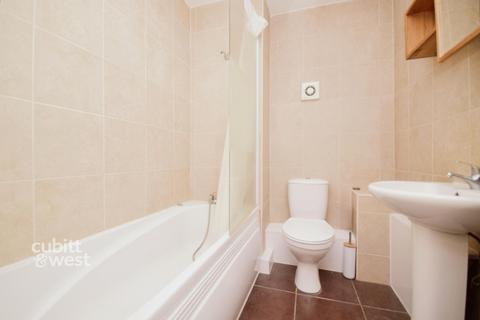 2 bedroom ground floor flat to rent, Waddon New Road Croydon CR0