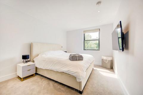 2 bedroom flat to rent, Albany Court, London W4