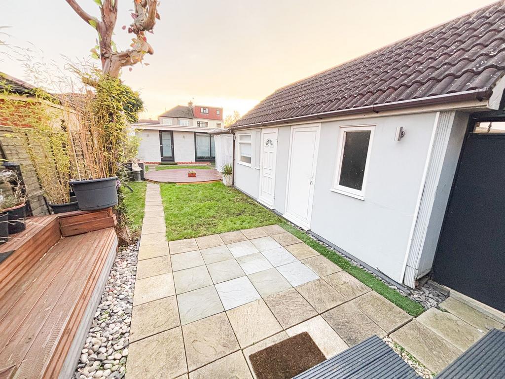 St Clair Close IG5
