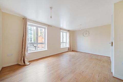 2 bedroom flat to rent, Chantry Close, London