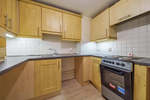 2 bedroom flat to rent, Chantry Close, London