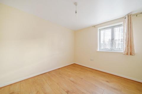 2 bedroom flat to rent, Chantry Close, London