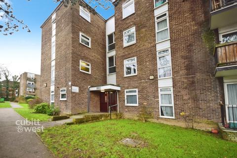 2 bedroom apartment to rent, Woodcote Road Wallington SM6