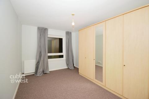 2 bedroom apartment to rent, Woodcote Road Wallington SM6