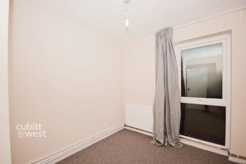 2 bedroom apartment to rent, Woodcote Road Wallington SM6