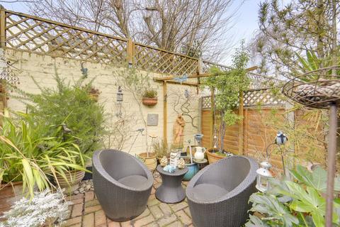 18 Aitken Road, London, SE6 3BG