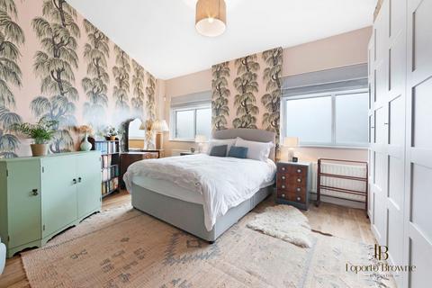 2 bedroom flat for sale, Temple Road, NW2