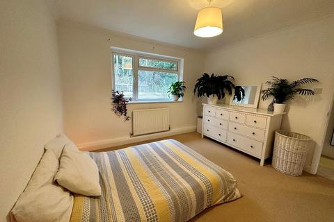 48 Commonwealth Road, Caterham, CR3 6LR