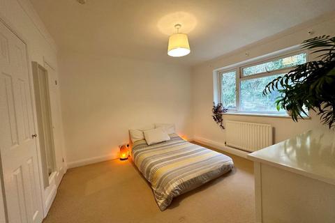 48 Commonwealth Road, Caterham, CR3 6LR