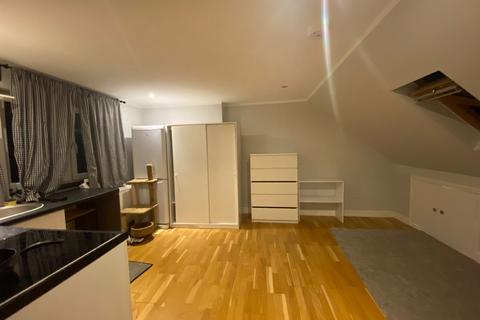 Studio to rent, London SW19