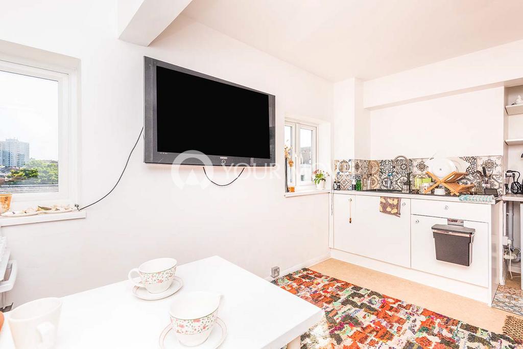 Lounge/Dining Area
