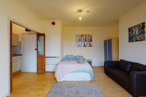 Studio to rent, Chatsworth Road